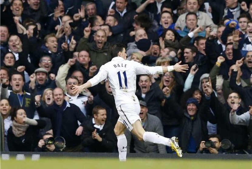 Winger Tottenham Hotspur, Gareth Bale, melakukan selebrasi usai menggoyang gawang Arsenal dalam laga Liga Primer Inggris di White Hart Lane, London, Ahad (3/3). 