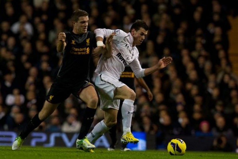 Winger Tottenham Hotspur, Gareth Bale, memperebutkan bola dengan gelandang Liverpool, Jordan Henderson, pada laga Liga Primer di White Hart Lane, Kamis (29/11) dini hari. Spurs menang 2-1 pada pertandingan tersebut.