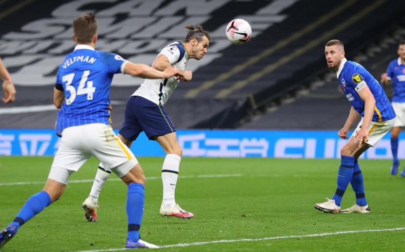 Winger Tottenham Hotspur, Gareth Bale (tengah) menyundul bola di antara kawalan pemain Brighton and Hove Albion pada laga Liga Primer Inggris di London, Senin (2/11) dini hari WIB. Tottenham menang 2-1. 