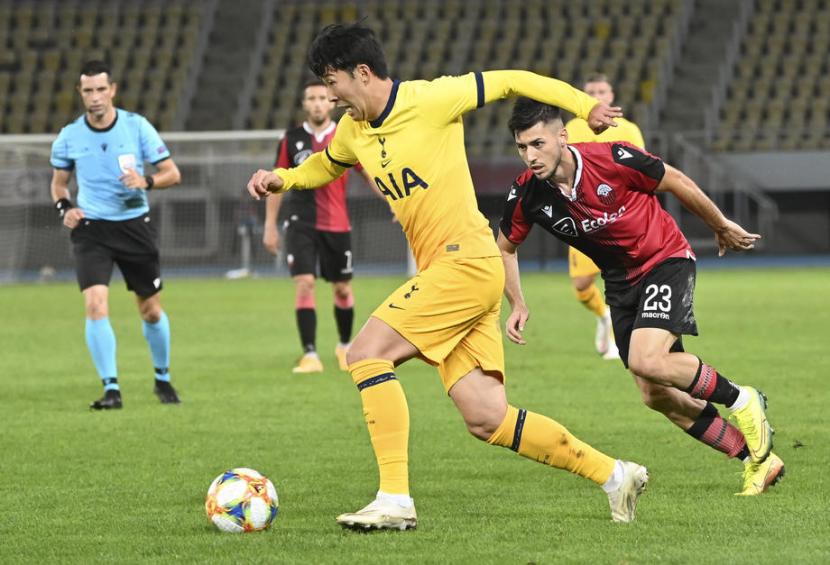 Winger Tottenham Hotspur Son Heung-min menggiring bola saat menghadapi Shkendija pada kualifikasi Liga Europa.