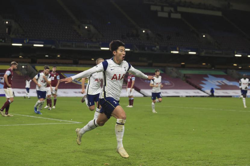 Winger Tottenham Hotspur Son Heung-min merayakan golnya ke gawang Burnley.