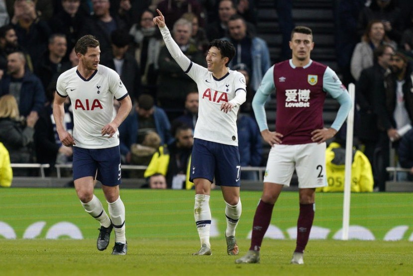 Winger Tottenham Hotspur, Son Heung-min (tengah) seusai mencetak gol ke gawang Burnley, Sabtu (7/12).