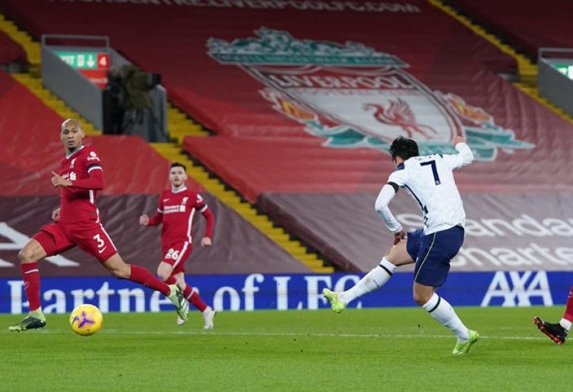 Winger Tottenham Son Heung-min (kanan) menjebol gawang Liverpool pada laga pekan ke-13 Liga Primer Inggris.