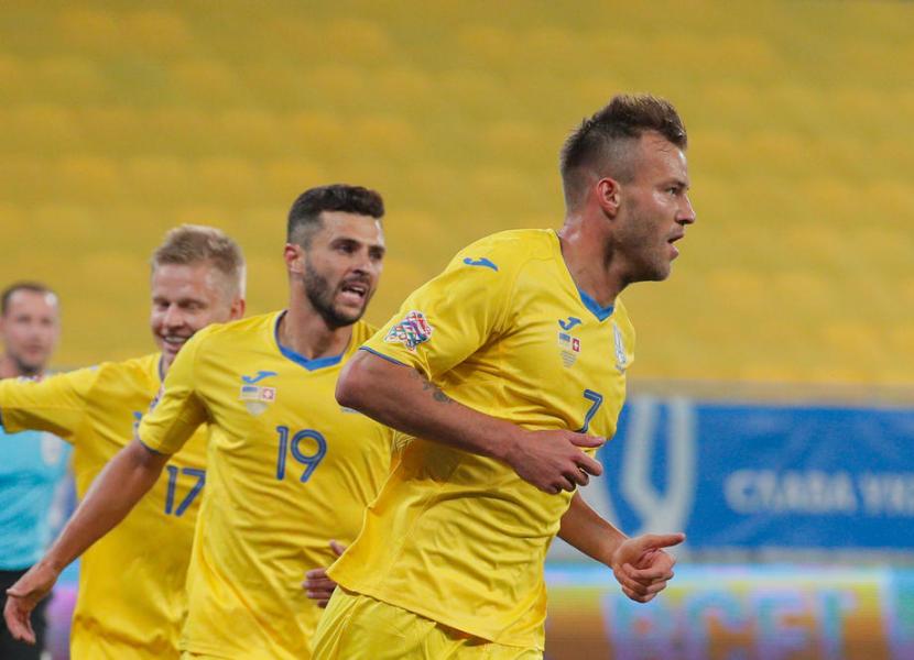 Winger Ukraina Andriy Yarmolenko (kanan) berselebrasi setelah mencetak gol.