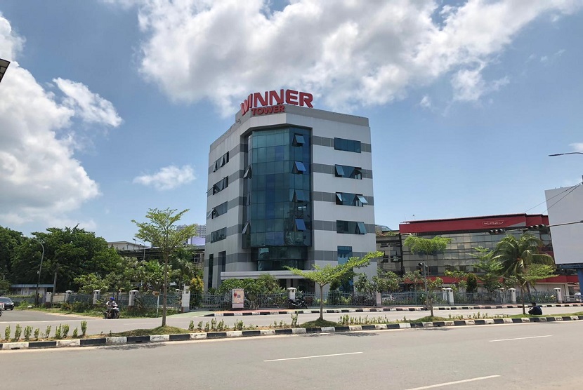 Winner Tower. Perusahaan properti yang berbasis di Pulau Batam, PT Winner Nusantara Jaya Tbk (WINR), berhasil membukukan kenaikan laba bersih dan aset untuk periode sembilan bulan pertama tahun 2023 ditengah atmosfir suku bunga tinggi dan ketidakmenentuan ekonomi global.