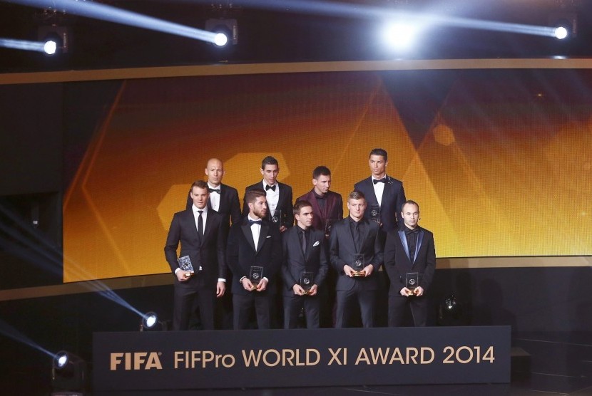 Winners of the FIFA/FIFPro World XI 2014, as voted for by over 20,000 professional players, pose with their trophies during the FIFA Ballon d'Or 2014 soccer awards ceremony at the Kongresshaus in Zurich January 12, 2015. Pictured are back row (L-R) Arjen R