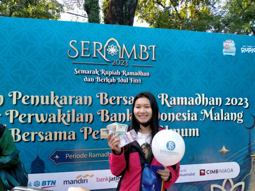 Winsa (28 tahun), warga Malang yang rela datang sejak pukul tiga pagi untuk menukar uang di Kantor Perwakilan Bank Indonesia (BI) Malang di Gedung Kartini, Kota Malang, Sabtu (8/4/2023).