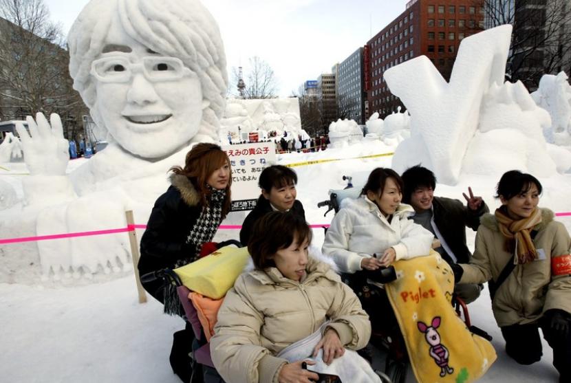 Winter Sonata termasuk drama Korea yang sangat populer di Jepang. Patung es aktor Bae Jong-jun pun dihadirkan di Festival Salju Sapporo pada 2015. 
