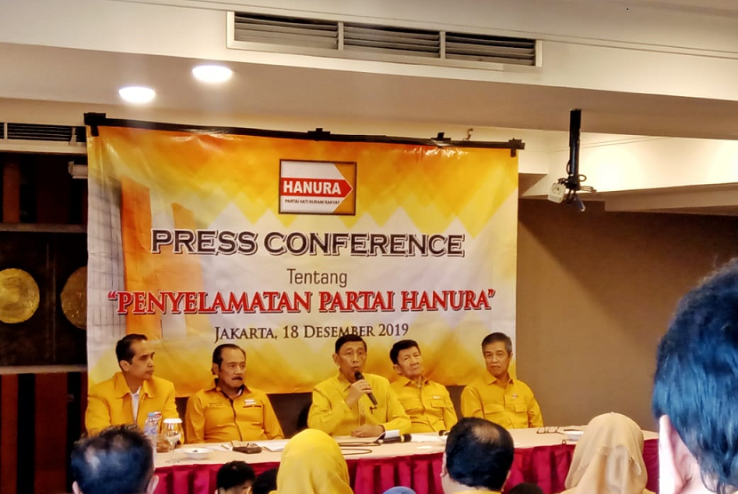 Wiranto mengundurkan diri dari posisinya sebagai Ketua Dewan Pembina Partai Hanura, di Hotel Century Park, Jakarta, Rabu (18/12).