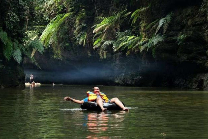Wisata alam Sungai Gulamo di Kampar, Riau yang berjuluk Green Canyon. Sejumlah destinasi wisata di Riau kembali beroperasi pascamasa PSBB. Ilustrasi.