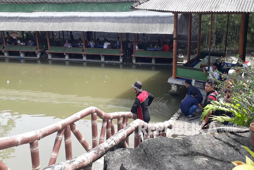 Wisata arung jeram di Sungai Elo, Kabupaten Magelang, Jawa Tengah.  Selama dua setengah jam, Sungai Elo yang terhampar sepanjang 12 kilometer menawarkan lima jeram menantang. 