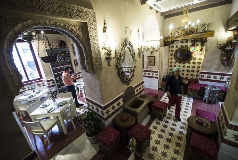 Wisata Halal.  Suasana restoran 'Caravasar de Qurtuba' yang berada di dekat masjid di Cordoba, Spanyol. Restoran ini adalah satu-satunya yang telah mendapatkan sertifikat halal di Spanyol. 