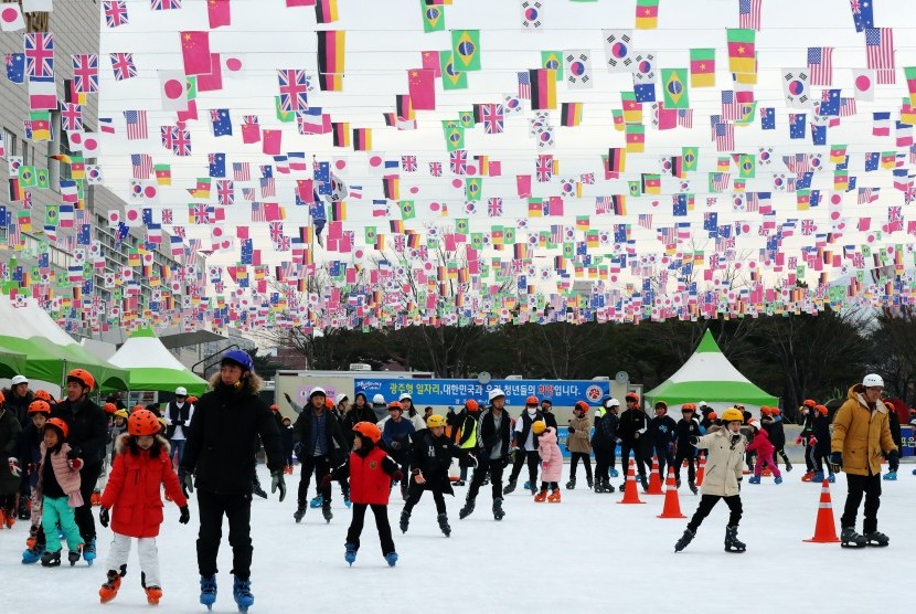 Wisata Korea. Hiburan bermain seluncur es bisa dinikmati saat musim dingin di Gwangju, Korea.