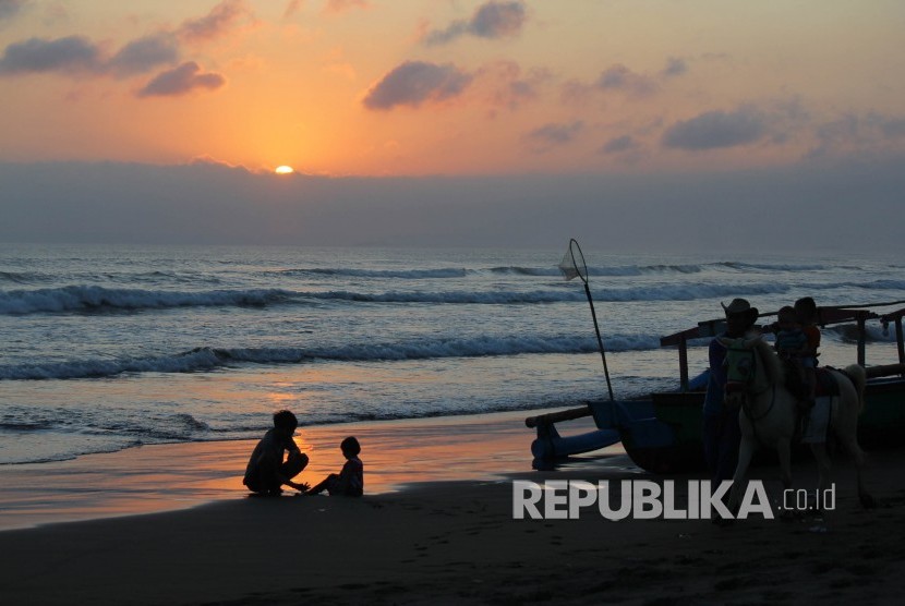 Wisata Pantai Pangandaran. Pemerintah Kabupaten Pangandaran memberikan bukan hanya menghilangkan syarat rapid test untuk wisatawan asal Jawa Barat, tapi juga membolehkan wisatawan rombongan ke sana.