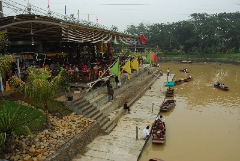 Wisata pasar apung Sentul