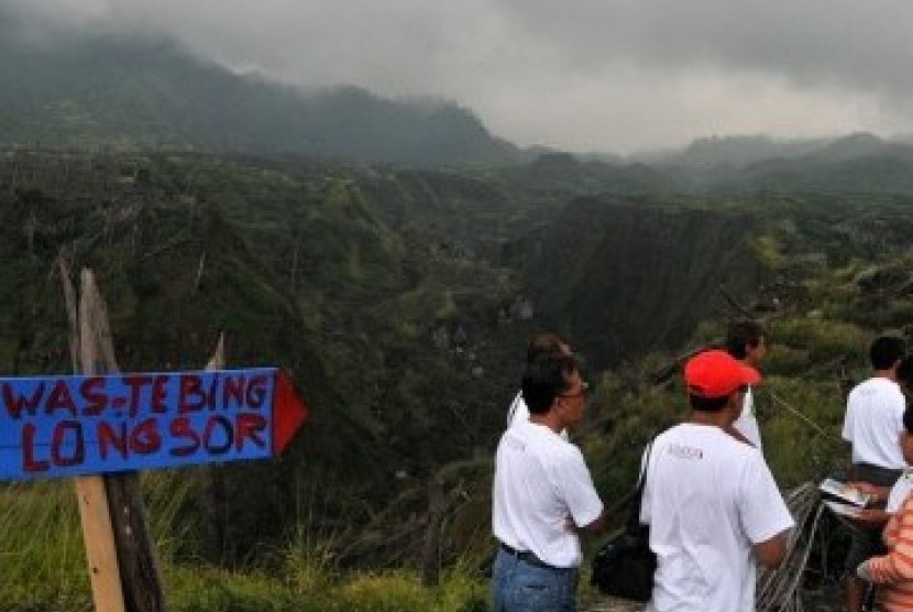 WISATA PASCA ERUPSI MERAPI. Sejumlah wisatawan mengamati kerusakan yang terjadi akibat erupsi Gunung Merapi beberapa waktu lalu di kawasan Kinahrejo, DIY, Sabtu (23/4). Beberapa lokasi di kaki Gunung Merapi yang rusak terkena erupsi gunung tersebut menjadi