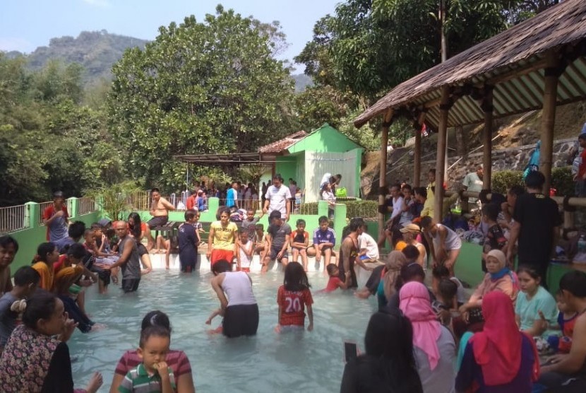 Wisata pemandian air panas Cikundul di Kelurahan Cikundul Kecamatan Lembursitu Kota Sukabumi yang menjadi salah satu tujuan favorit warga berwisata di libur lebaran Ahad (17/6).