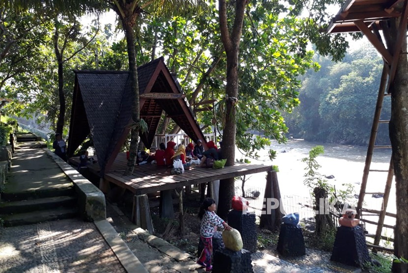 Wisata pemandian air panas Cikundul di Kelurahan Cikundul Kecamatan Lembursitu Kota Sukabumi yang menjadi salah satu tujuan favorit warga berwisata di libur lebaran Ahad (17/6).