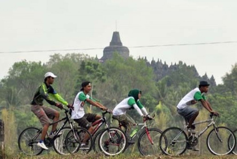 Wisata sepeda di sekitar Candi Borobudur.