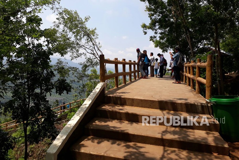 Wisata Taman Buah Mangunan yang berlokasi di Desa Mangunan, Kecamatan Dlingo, Kabupaten Bantul, DIY, Sabtu (16/12). 