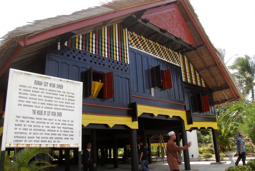 Wisatawan asal Malaysia mengunjungi situs Rumah Cut Nyak Dhien, di desa Lampisang, Lhoknga, Kabupaten Aceh Besar, Aceh, Kamis (13/10).