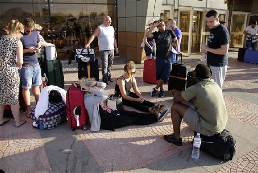 Wisatawan asal Rusia menunggu untuk dipulangkan di Bandara Sharm el-Sheikh, Sinai, Mesir, Senin, 9 November 2015.
