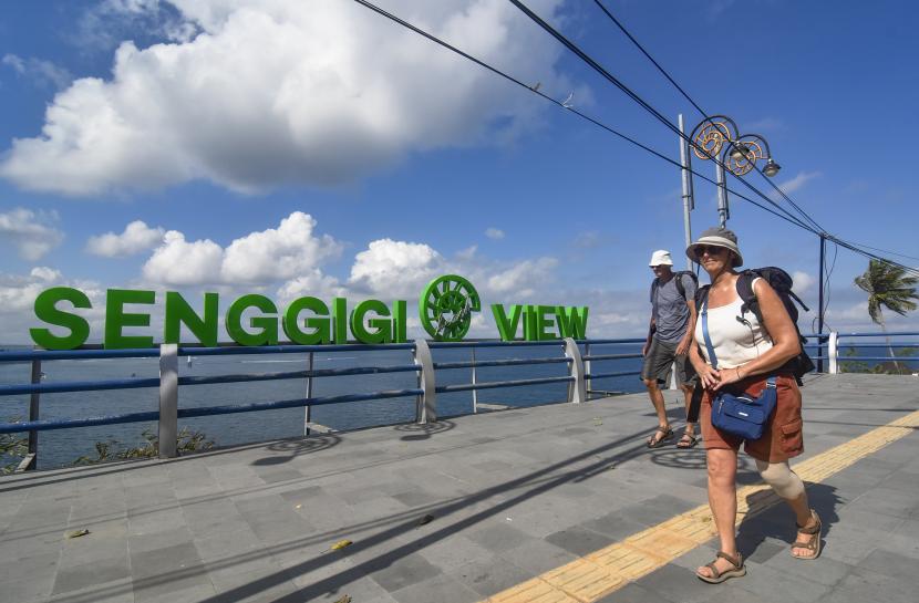 Wisatawan asing berjalan di pedestarian kawasan wisata Senggigi, Kecamatan Batulayar, Lombok Barat, NTB, Selasa (9/8/2022). 