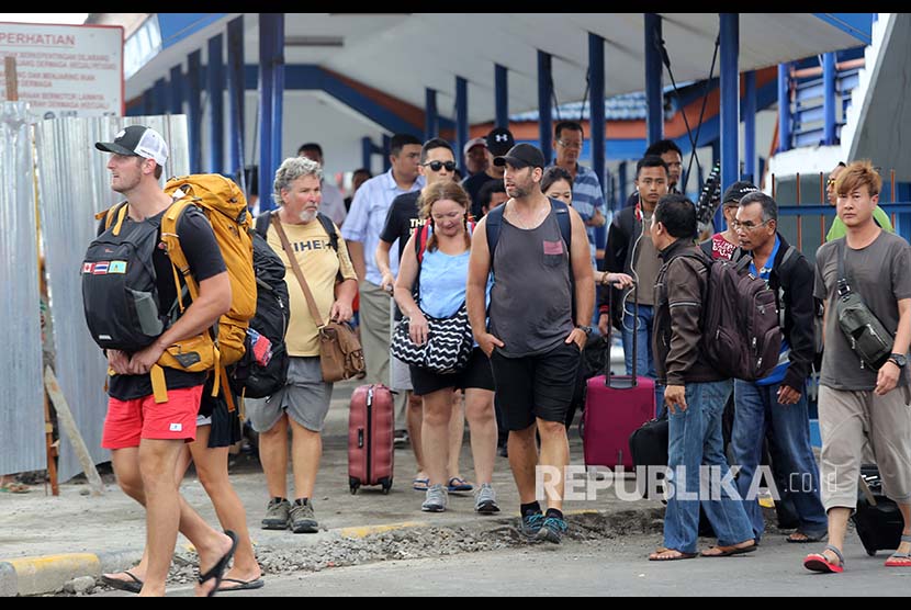 Wisatawan asing turun dari kapal di Pelabuhan Ketapang, Banyuwangi, Jawa Timur.