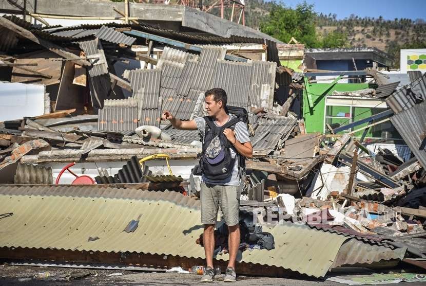 Wisatawan asing mencari tumpangan pascagempa di Kecamatan Pemenang,Tanjung, Lombok Utara, NTB, Senin (6/8). 