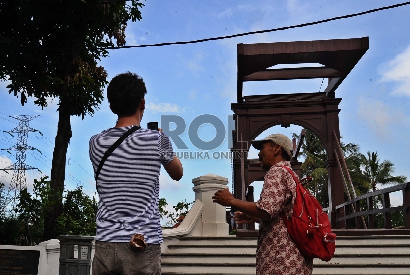  Wisatawan asing mendengarkan penjelasan pemandu wisata di kawasan Kota Tua, Jakarta, Ahad (10/1). (Republika/Tahta Aidilla)
