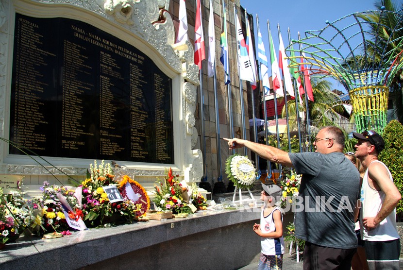 Wisatawan asing mengamati nama-nama korban saat mengunjungi monumen peristiwa peledakan bom Bali, di kawasan Legian Kuta, Bali. Nihilnya penerbangan China-Indonesia berimbas terhadap wisata di Manado dan Bali. Ilustrasi.