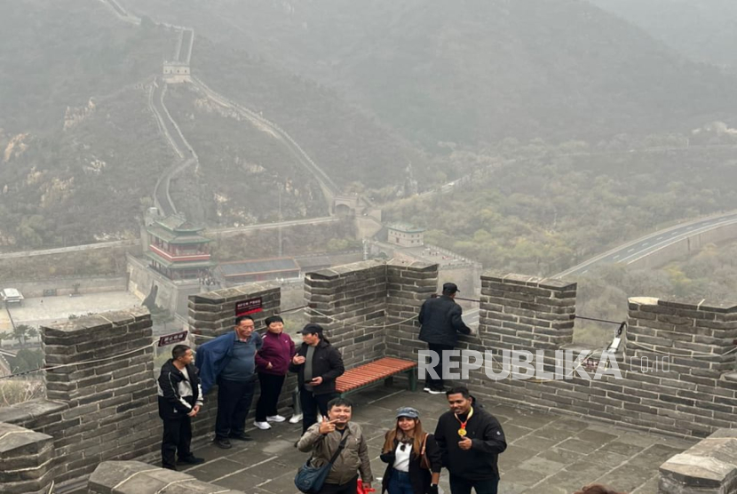 Wisatawan asing mengunjungi Tembok Besar China.