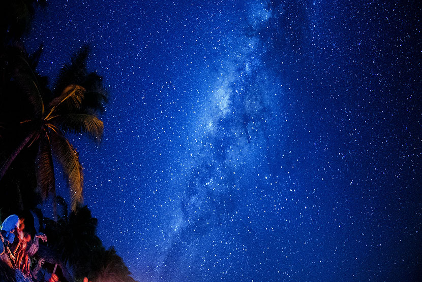 Wisatawan asing menikmati pemandangan gugusan Bima Sakti atau Milky Way yang terlihat membujur di langit selatan pulau Rote Ndao, Nusa Tenggara Timur, Ahad (16/8).    (Antara/M Agung Rajasa)