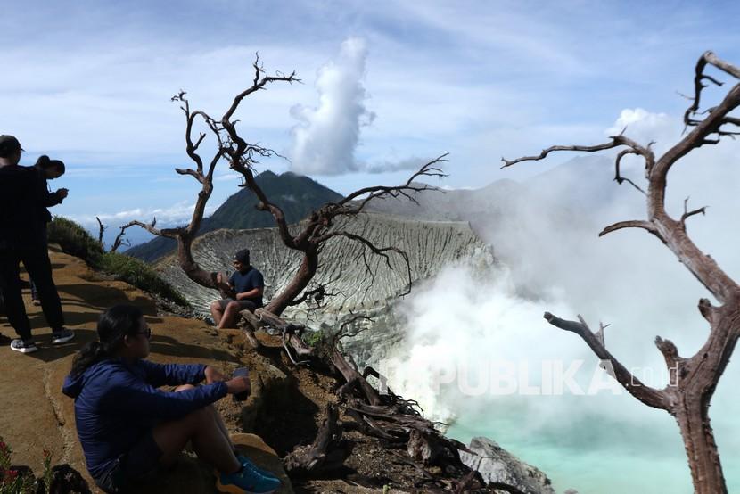 Wisatawan berada di kaldera Kawah Ijen di Banyuwangi, Jawa Timur, Ahad (26/12/2021). Pada masa libur Natal, Taman Wisata Alam Kawah Ijen terpantau ramai dikunjungi wisatawan lokal. 