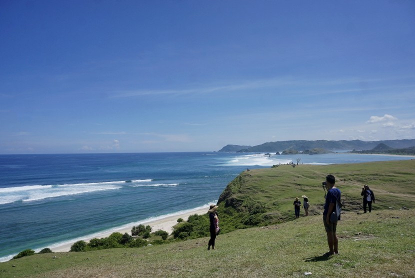 Wisatawan berada di kawasan wisata Bukit Merese, Lombok Tengah, Nusa Tenggara Barat, Kamis (20/4). 