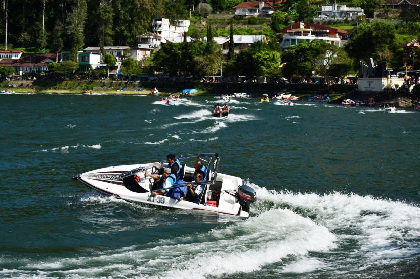 Wisatawan berada di speedboat saat berlibur di Telaga Sarangan, Magetan, Jawa Timur, Ahad (20/3/2022). Objek wisata di dekat lereng Gunung Lawu yang sebelumnya ditutup akibat diberlakukan pembatasan kegiatan masyarakat akibat pandemi COVID-19 tersebut, kembali dibuka dan mulai ramai dikunjungi wisatawan dari berbagai daerah.