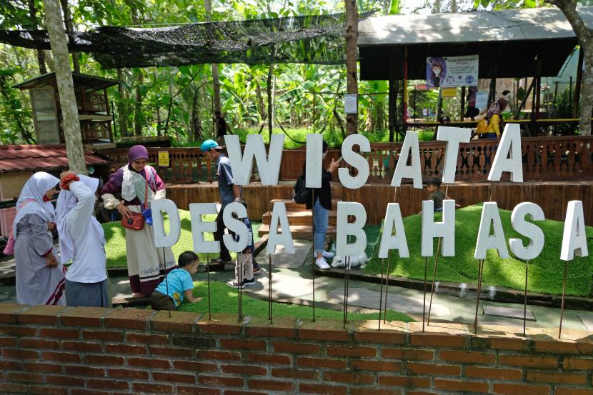 Wisatawan berada di Taman Kelinci kawasan Desa Bahasa Ngargogondo, Borobudur, Magelang, Jawa Tengah, Sabtu (14/11/2020). Taman Kelinci merupakan destinasi wisata baru di kawasan Borobudur yang merupakan pengembangan lembaga pendidikan bahasa Inggris Desa Bahasa Borobudur .