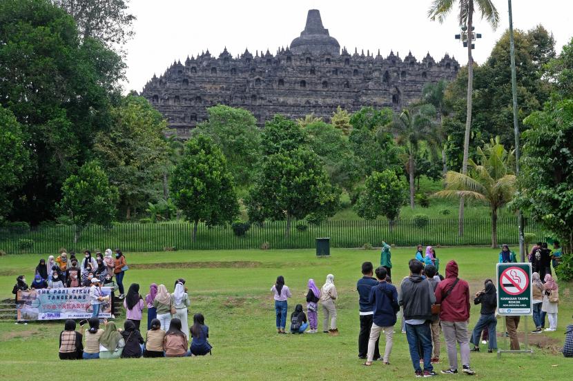 Wisatawan berada di zona 2 kawasan Taman Wisata Candi (TWC) Borobudur, Magelang, Jawa Tengah, Kamis (24/6/2021). Menindaklanjuti surat edaran Sekretaris Jenderal Kementerian Pendidikan, Kebudayaan, Riset dan Teknologi Nomor 9 Tahun 2021 tentang kebijakan bekerja dari rumah dalam rangka pencegahan dan penanganan COVID-19, Balai Konservasi Borobudur (BKB) menutup sementara kawasan zona 1 Candi Borobudur mulai tanggal 23 Juni sampai 2 Juli mendatang.