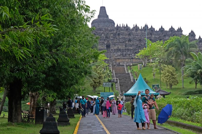 Wisatawan berada di zona 2 kawasan Taman Wisata Candi (TWC) Borobudur, Magelang, Jawa Tengah. 