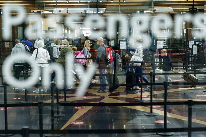 Wisatawan berbaris untuk melewati keamanan di Rhode Island TF Green International Airport, Amerika Serikat, 19 April 2022. Maskapai-maskapai penerbangan utama AS, kelompok bisnis dan perjalanan, serta perusahaan lain mendesak Gedung Putih pada Kamis (5/5/2022) untuk mengabaikan persyaratan pengujian pra-keberangkatan COVID-19 bagi penumpang internasional yang divaksinasi bepergian ke Amerika Serikat.