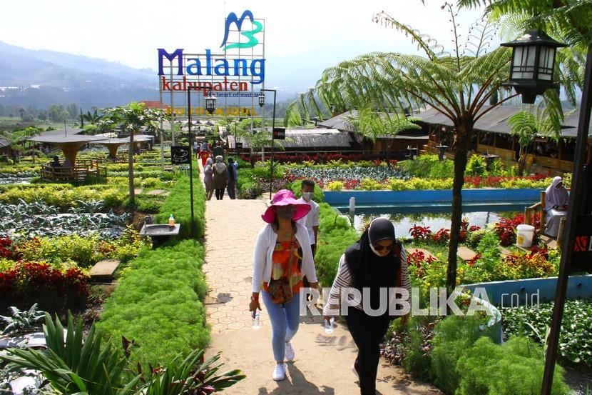 Wisatawan berekreasi di Desa Wisata Pujon Kidul, Malang, Jawa Timur, Rabu (26/5). Larangan pengunjung di bawah 12 tahun menyebabkan tempat wisata masih sepi pengunjung.