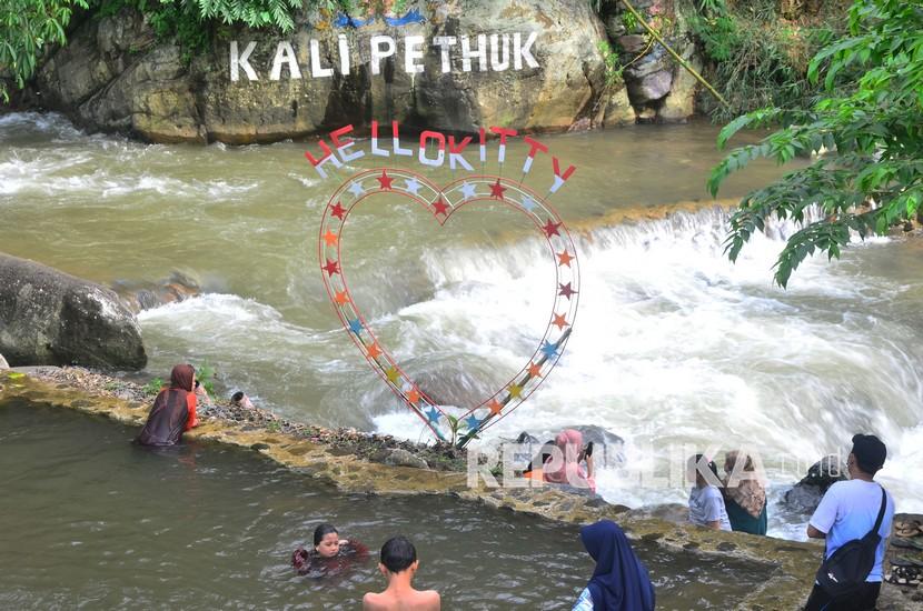 Wisatawan berenang di objek wisata Sungai Kali Pethuk, Desa Wisata Rahtawu, Kudus, Jawa Tengah. ilustrasi