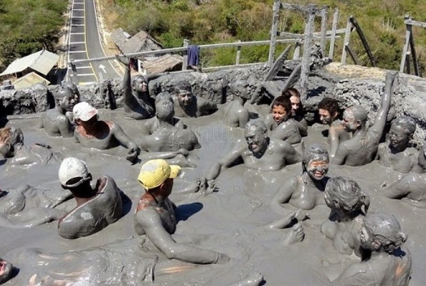 Wisatawan berendam di kawah vulkanik