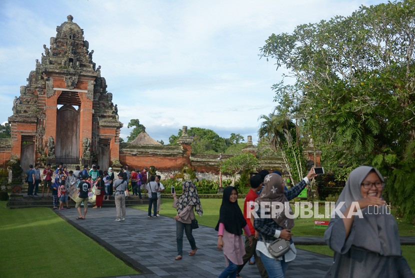 Travelers took pictures at Pura Taman Ayun, Badung regency, Bali, Monday (25/12).