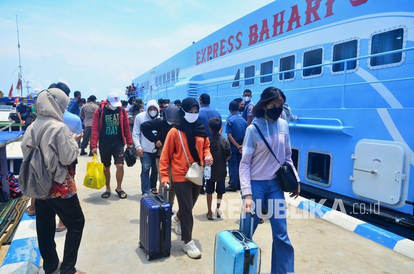 Wisatawan berjalan di dermaga pelabuhan Karimunjawa, Jepara, Jawa Tengah. Wisatawan Karimunjawa, Jepara, Jateng yang diangkut kapal Pelni mencapai 490 orang.