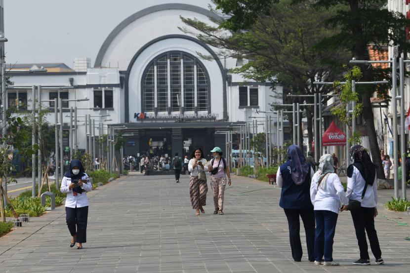 Wisatawan berjalan di trotoar yang selesai dibangun di Jalan Lada, kawasan Kota Tua, Jakarta Barat, Rabu (24/8/2022). Sudinhub Jakbar menggelar uji emisi kendaraan di kawasan Kota Tua yang dijadikan zona rendah emisi.