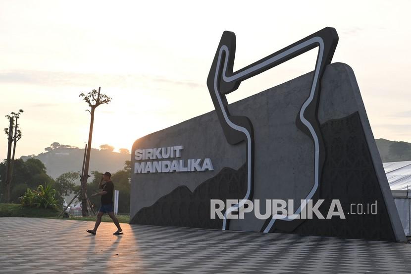 Wisatawan berjalan usai berfoto di depan tulisan dan lambang sirkuit Mandalika di kompleks Pertamina Mandalika International Street Circuit, Lombok Tengah, NTB.
