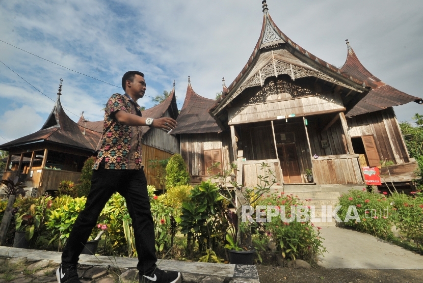 Wisatawan berkunjung ke kawasan kampung adat di Kab. Sijunjung, Sumatera Barat, Kamis (16/2).