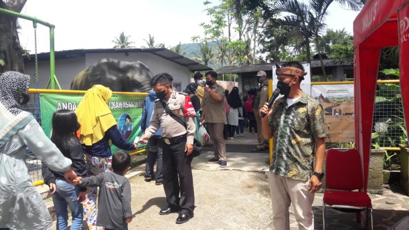 Wisatawan berkunjung ke Taman Satwa Cikembulan Kabupaten Garut, Ahad (2/1). 
