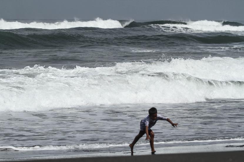 Wisatawan bermain air di Pantai Cemoro Sewu, Parangtritis, Bantul, DI Yogyakarta, Selasa (31/5/2022). Badan Meteorologi Klimatologi dan Geofisika (BMKG) mengeluarkan peringatan potensi peningkatan ketinggian pasang air laut pesisir pantai selatan Sukabumi, Cianjur, Garut, Tasikmalaya, Pangandaran, Cilacap, Kebumen, Purworejo hingga Yogyakarta pada 30 Mei - 7 Juni 2022 dan menghimbau kepada masyarakat untuk selalu waspada.